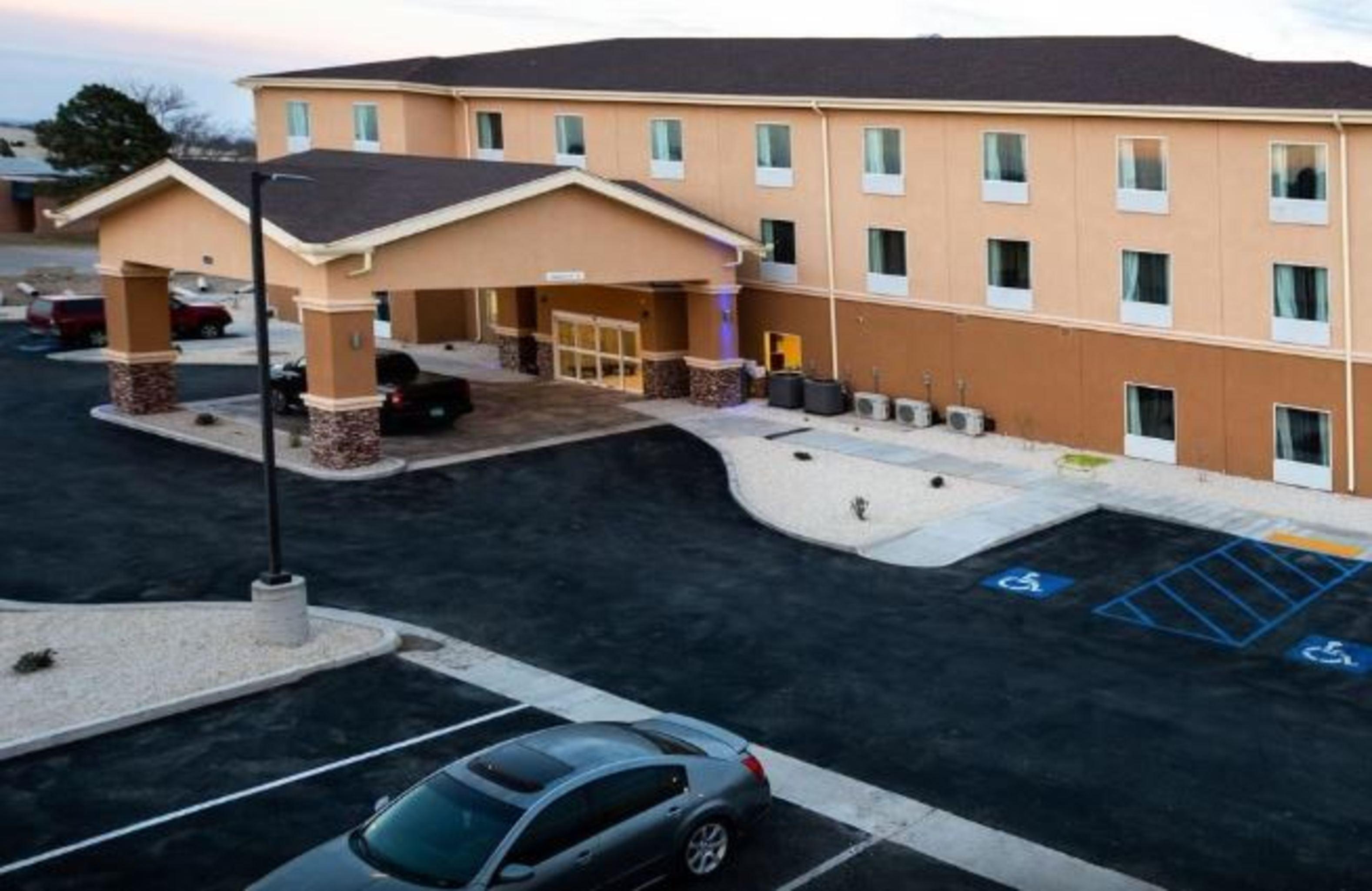Quality Inn & Suites Carlsbad Caverns Area Exterior foto