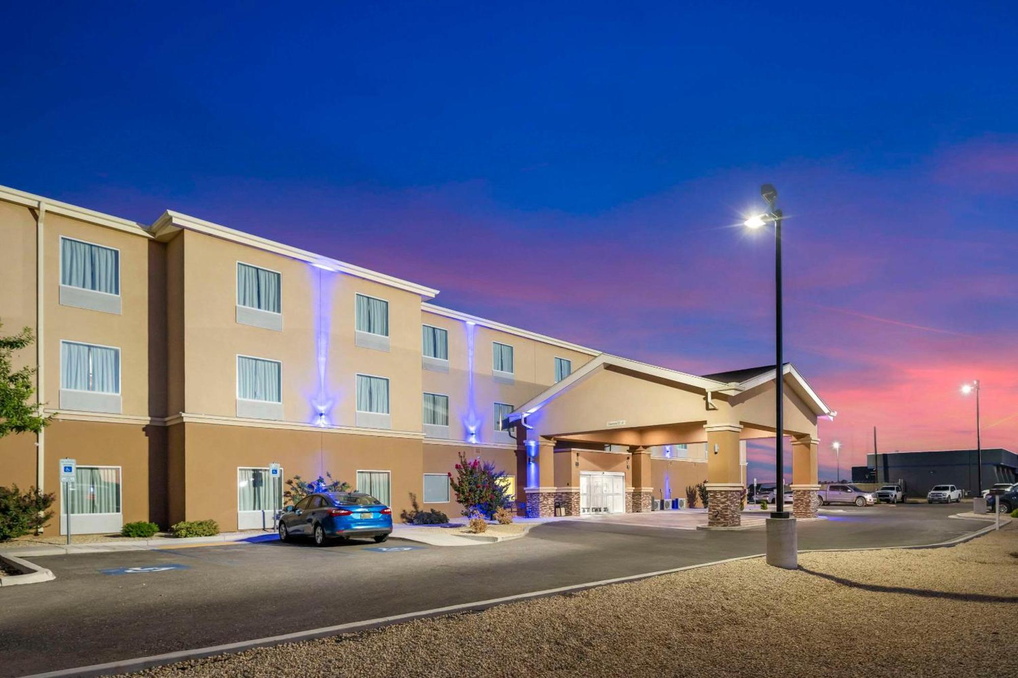 Quality Inn & Suites Carlsbad Caverns Area Exterior foto