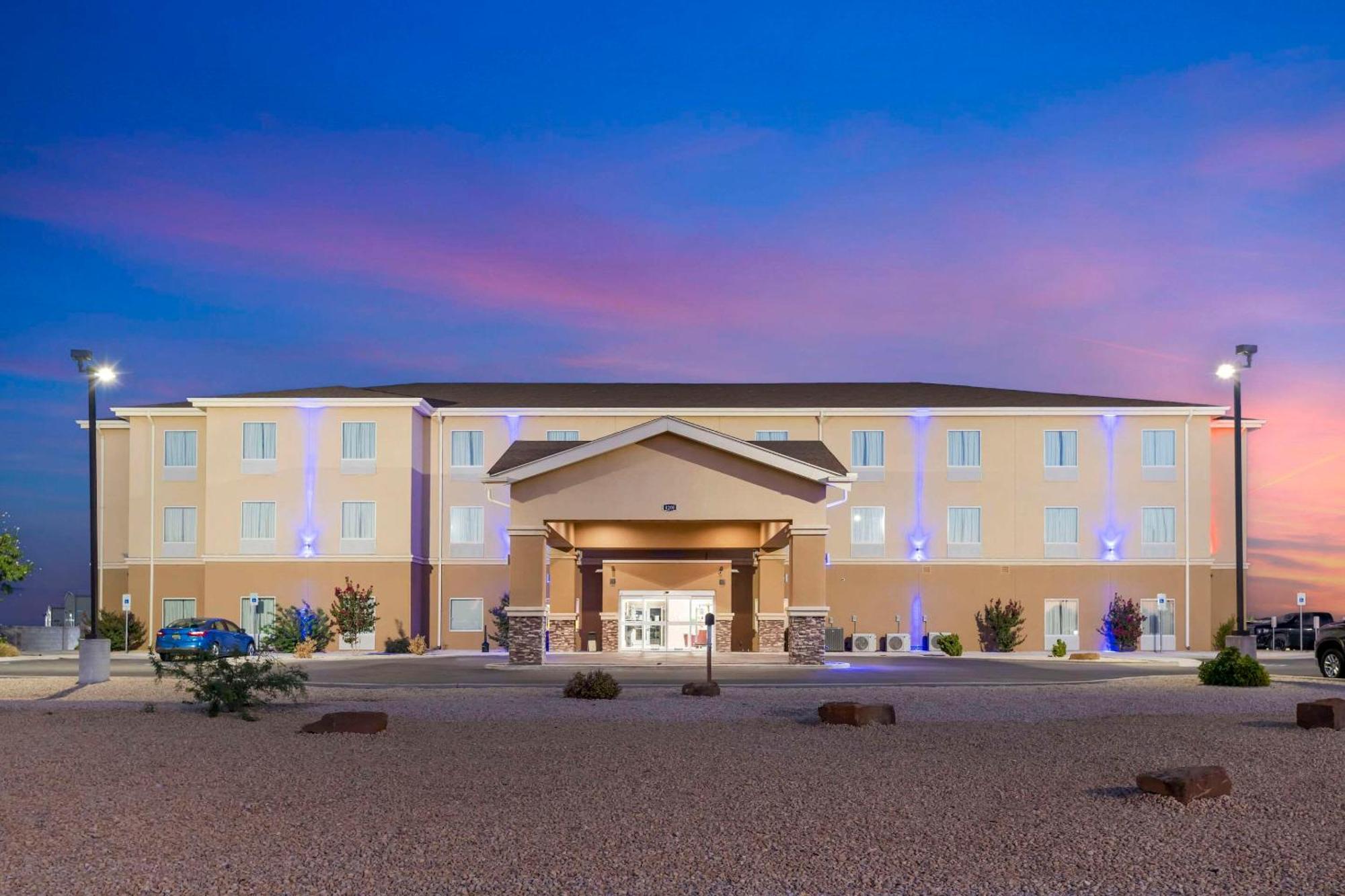 Quality Inn & Suites Carlsbad Caverns Area Exterior foto