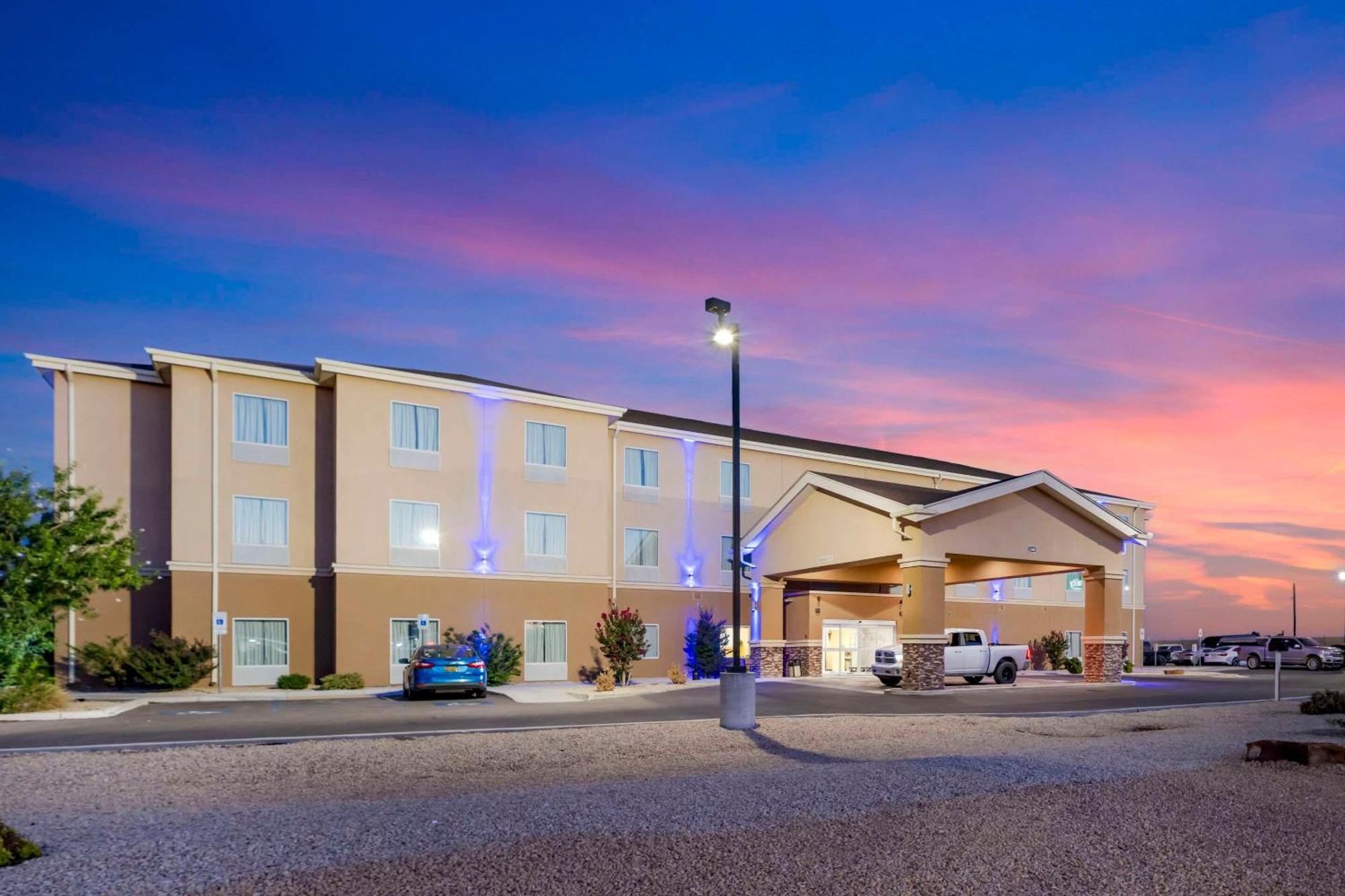 Quality Inn & Suites Carlsbad Caverns Area Exterior foto