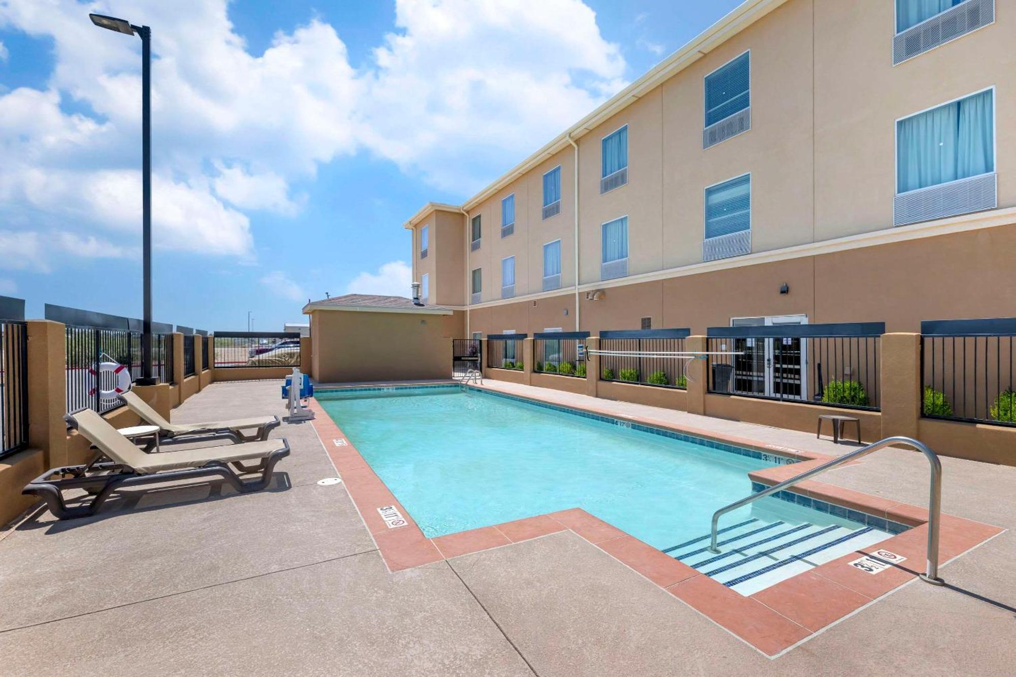 Quality Inn & Suites Carlsbad Caverns Area Exterior foto