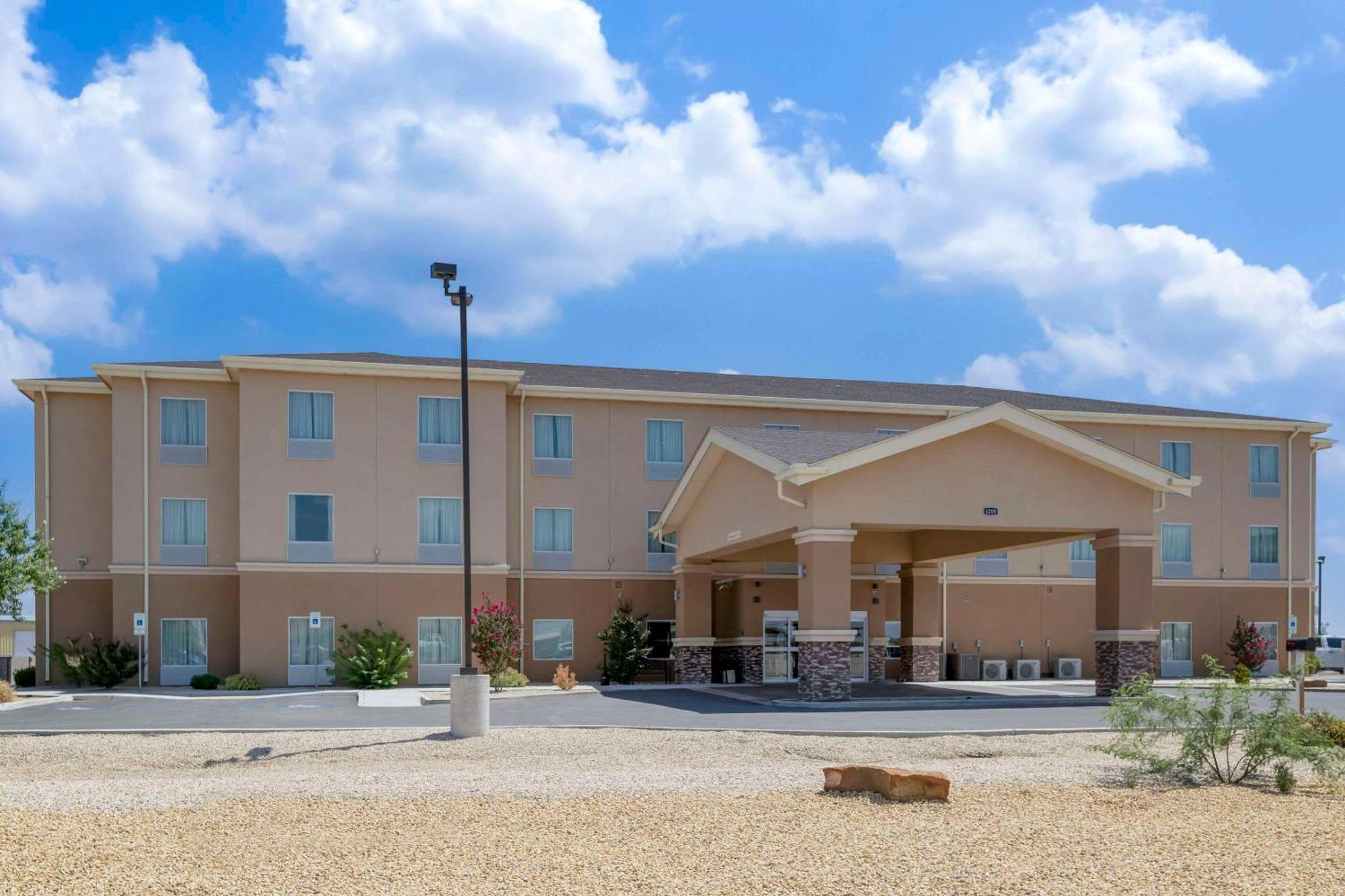 Quality Inn & Suites Carlsbad Caverns Area Exterior foto